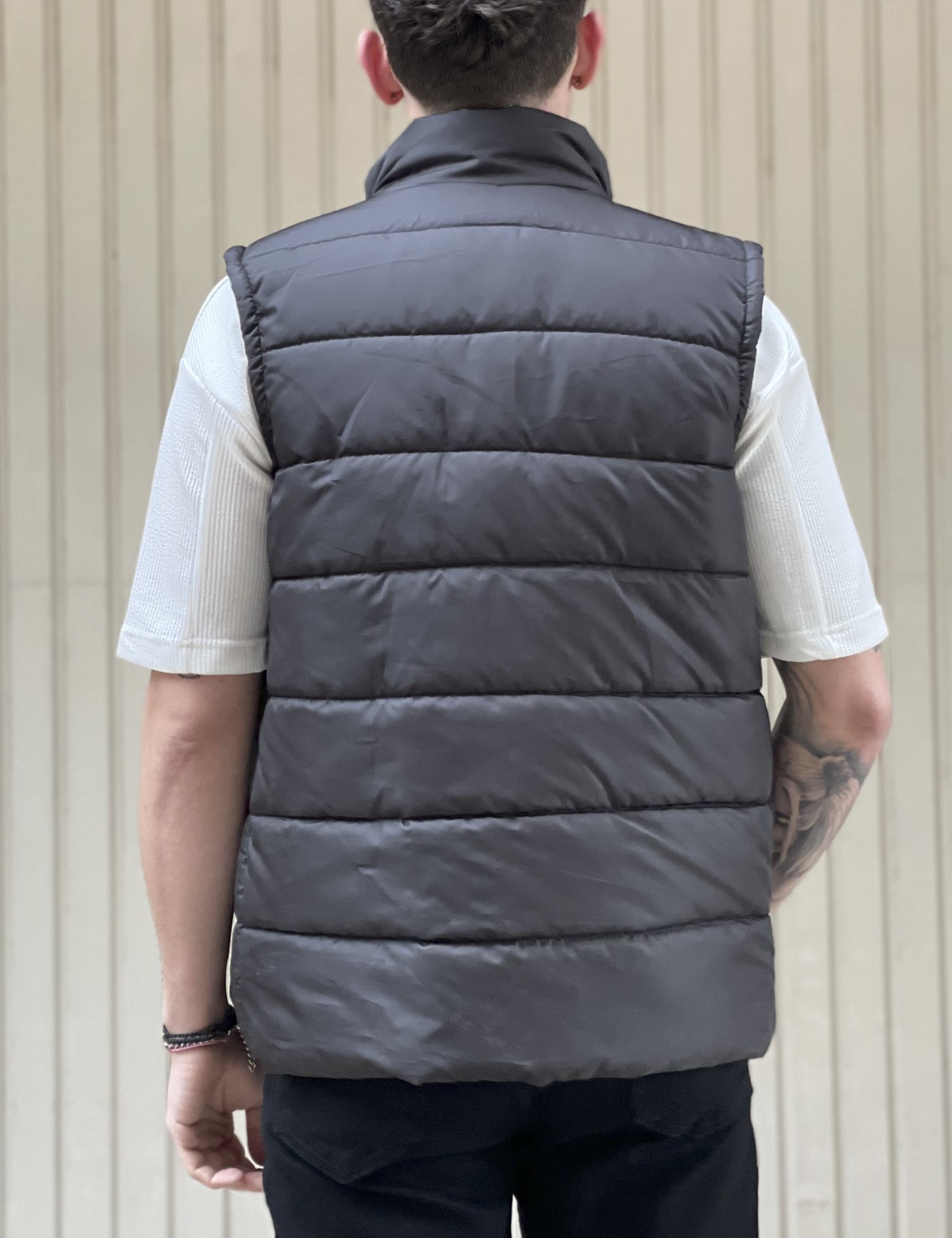 Ανδρικό μαύρο καπιτονέ αμάνικο μπουφάν 33931 φωτογραφία